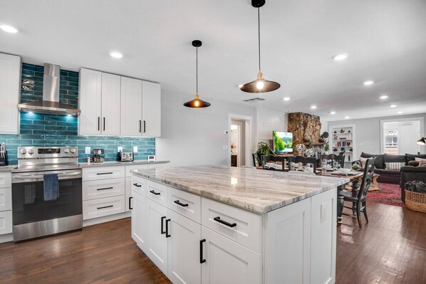 Fridge, microwave, oven, stovetop - Welcome to this cozy and inviting duplex! (Denver)