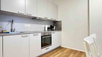 Kühlschrank, Mikrowelle, Herdplatte, Geschirrspüler