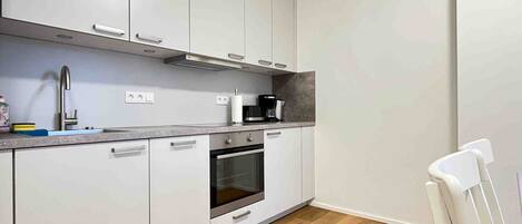 Fridge, microwave, stovetop, dishwasher