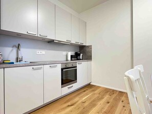 Réfrigérateur, micro-ondes, plaque de cuisson, lave-vaisselle