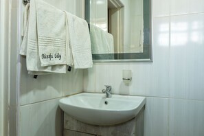 Buồng tắm vòi sen, khăn tắm, xà phòng, dầu gội 