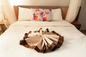 Deluxe Double Room, Balcony | Egyptian cotton sheets, premium bedding, pillowtop beds, desk - Blissful lily lodge (Salima)