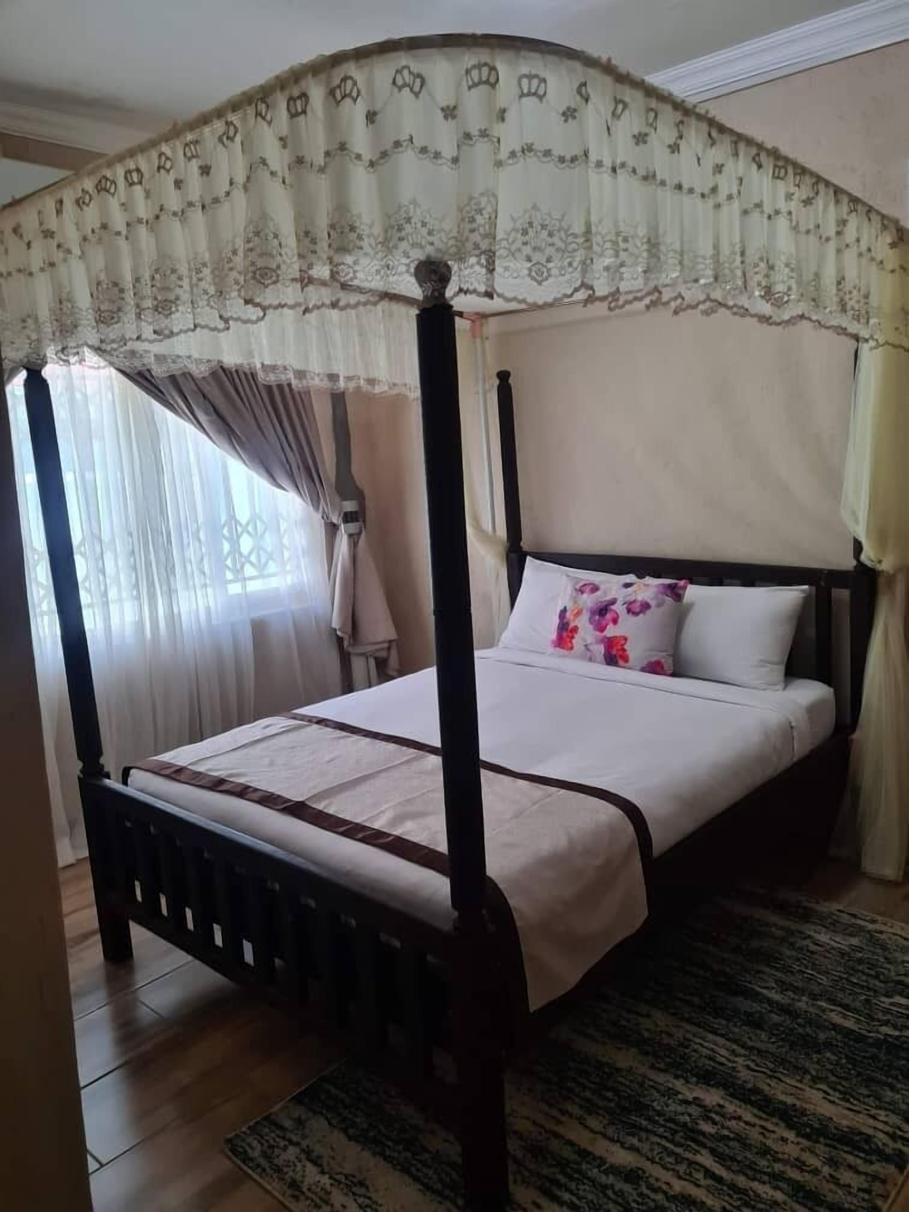 ファミリー 4 人部屋 バルコニー | 低刺激性寝具、デスク、ノートパソコン用作業スペース、WiFi (無料)