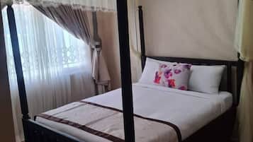 Familien-Vierbettzimmer, Balkon | Allergikerbettwaren, Schreibtisch, laptopgeeigneter Arbeitsplatz