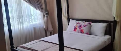 Ropa de cama hipoalergénica y escritorio