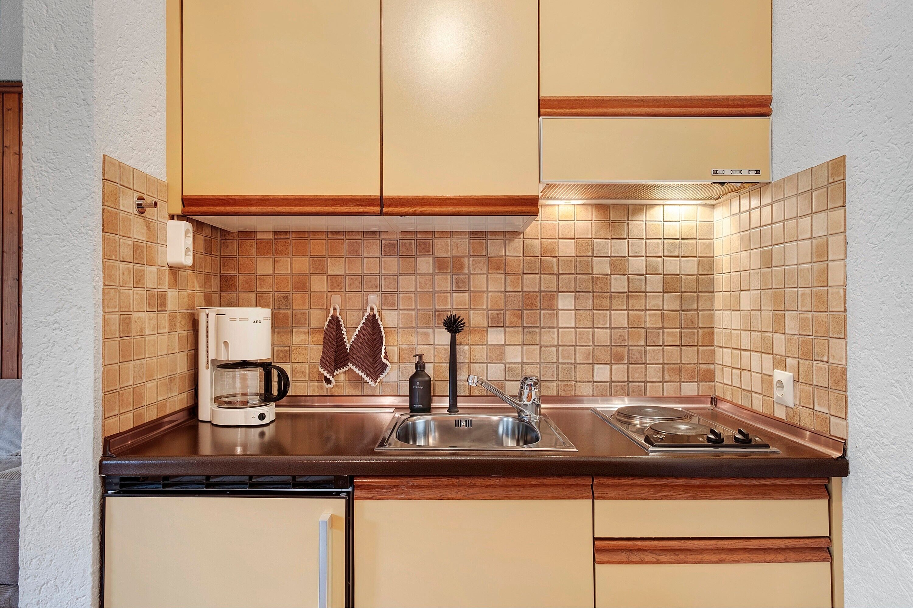 ثلاجة، ميكروويف، موقد طهي مسطح، ماكينة لصنع القهوة/الشاي