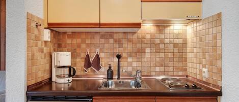 冷蔵庫、電子レンジ、コンロ、コーヒー / ティーメーカー