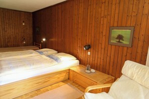 Ferros/tábuas de passar roupa, Wi-Fi, roupa de cama