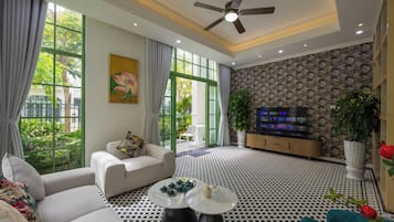 Villa superior, 4 habitaciones, bañera, vistas al jardín | Zona de estar | Smart TV de 42 pulgadas con canales por cable, películas de pago