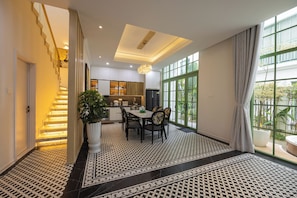 Villa Deluxe, 4 chambres, baignoire, vue jardin | Salle Ă manger