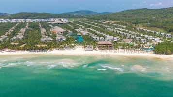 Ubicación cercana a la playa, cabañas de playa, tumbonas y sombrillas