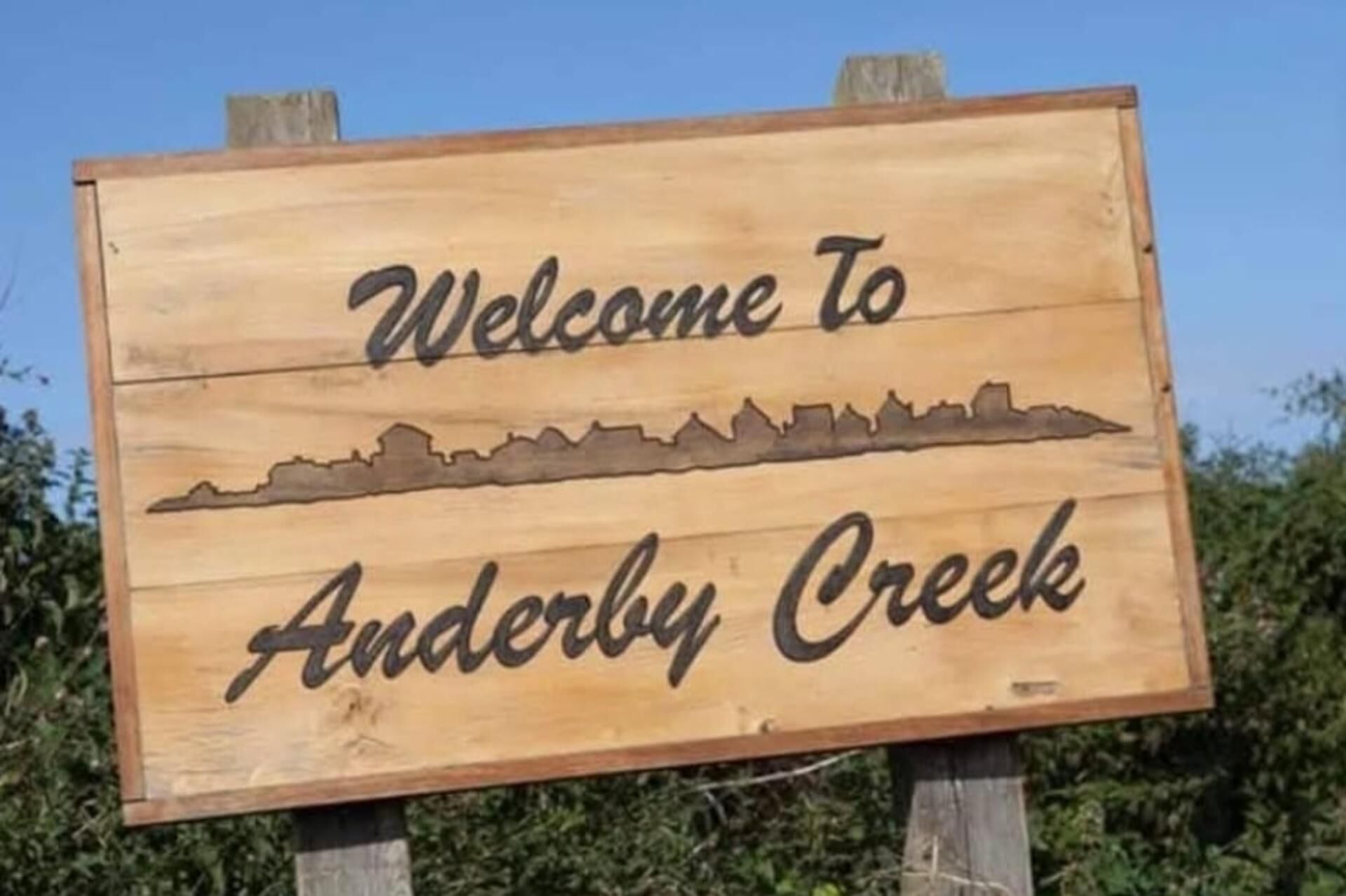 Placa de boas-vindas de madeira para Andover Creek.