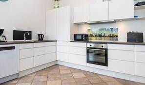 Dishwasher, coffee/tea maker, electric kettle