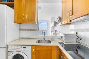 Frigorífic, microones, forn i placa de cuina 