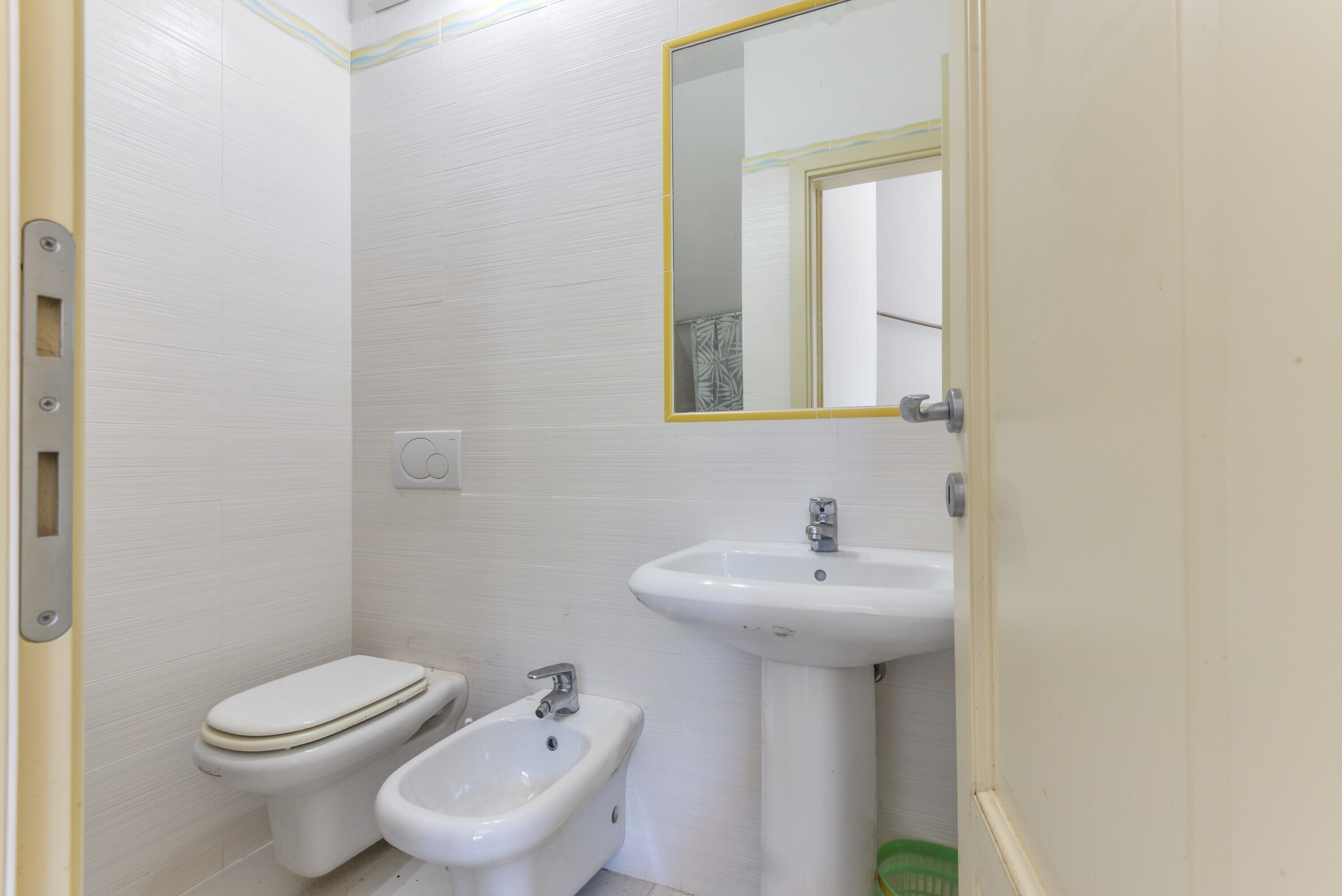 Ein Badezimmer mit Toilette, Bidet und Waschbecken.