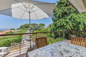 Outdoor dining - Apartment 'Laura' with Sea View, Private Terrace and Air Conditioning (Portoferraio)