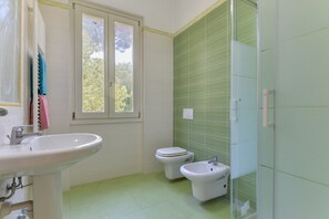 Douche, articles de toilette gratuits, sĂšche-cheveux