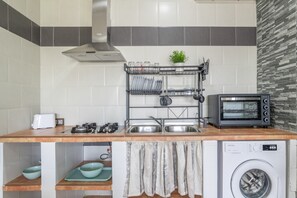 ثلاجة، ميكروويف، فرن، موقد طهي مسطح