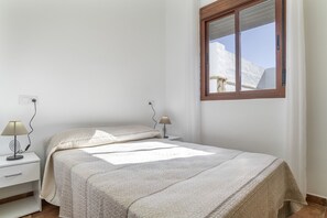 2 bedrooms, iron/ironing board, bed sheets, wheelchair access