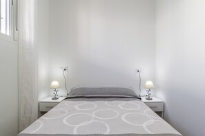 2 عدّة غرف نوم ومكواة/لوح كي وملاءات أسرّة