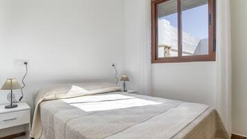 2 bedrooms, iron/ironing board, bed sheets, wheelchair access