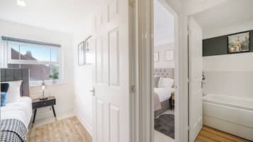 3 bedrooms, iron/ironing board, WiFi, bed sheets