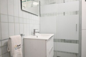 Shower, bidet, towels - SE190 - Senigallia, renovated one-bedroom apartment with air conditioning (Senigallia)