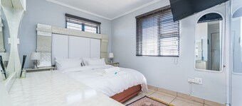 Fabulous 3-bedroom house with an Office & Wifi 200 Mbps in Johannesburg, Gauteng
