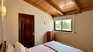 3 bedrooms, iron/ironing board, free WiFi, bed sheets