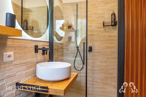 Dutxa, assecador de cabells i bidet