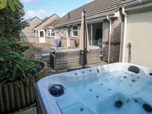 Outdoor spa tub - Jaluna (St Ives)