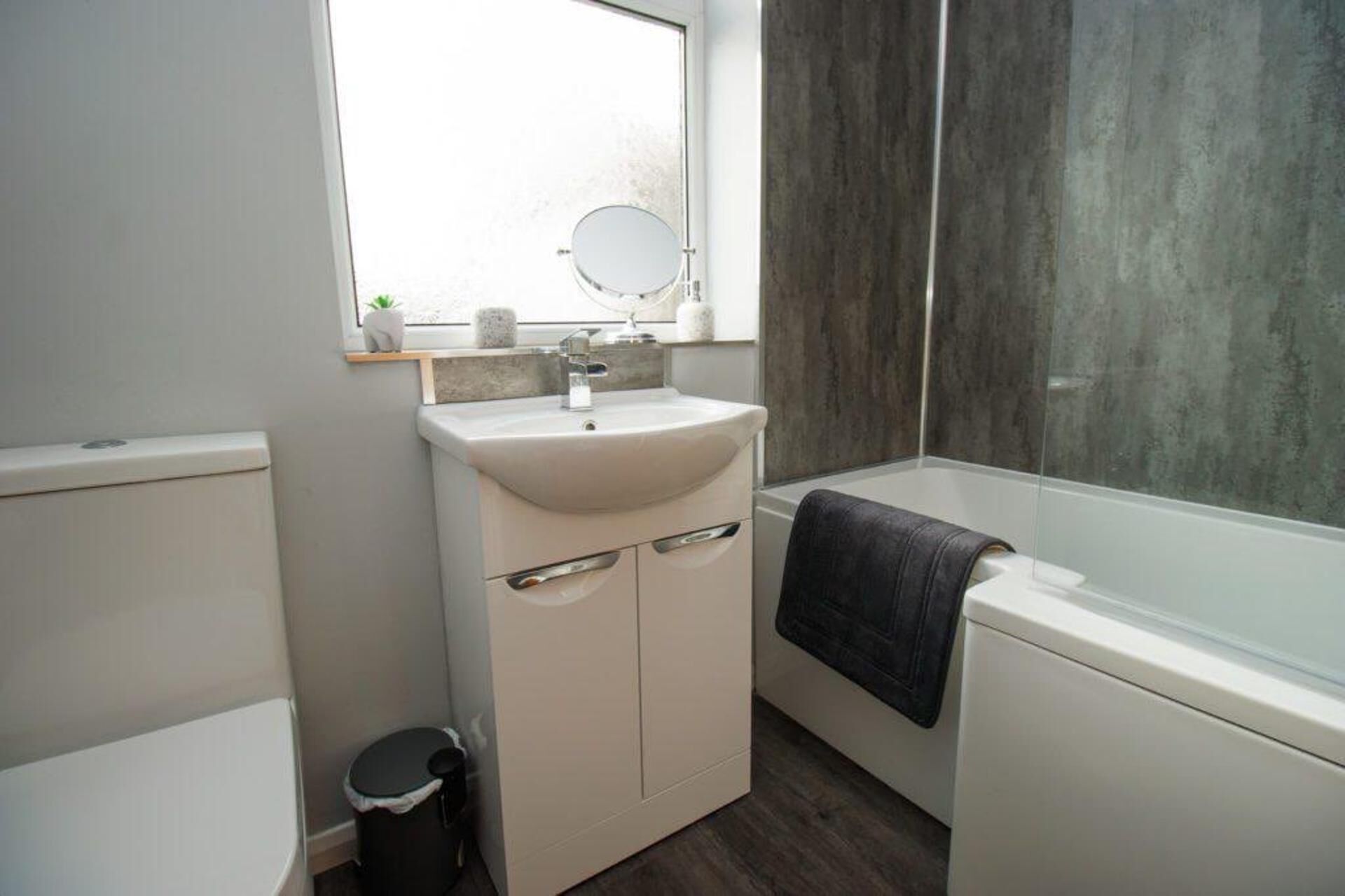 Combined shower/tub, deep soaking tub, hair dryer, towels