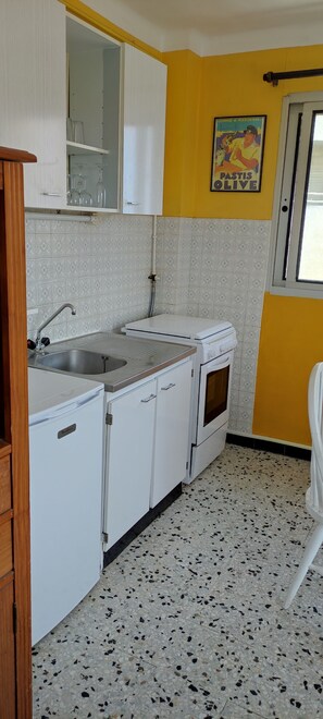 Réfrigérateur, micro-ondes, four, plaque de cuisson