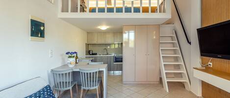 Studio, Smoking | 3 bedrooms