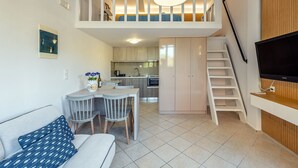 Un apartamento moderno con habitación estilo loft, comedor y cocina.