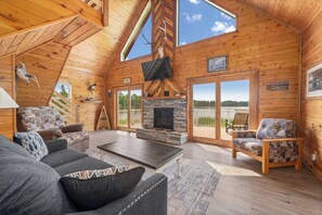 Smart TV, chimenea y oficina 