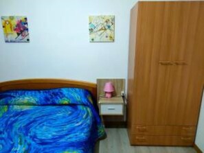 Tabla de planchar con plancha, wifi y ropa de cama