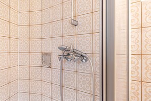 Douche, serviettes fournies