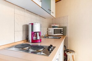 Fridge, microwave, stovetop, coffee/tea maker