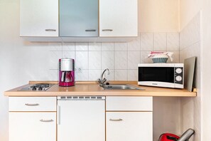 Frigorifero, microonde, piano cottura, macchina per tè/caffè