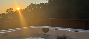 Lake Access, Views and Hot Tub