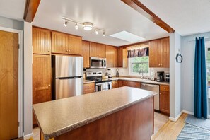 Een koelkast, een microgolfoven, een oven, een kookplaat