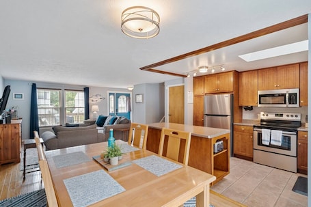Interni. A dreamy Seneca Lake retreat with sweeping views, a relaxing hot tub under the stars, flexible bedroom setups, a fully stocked kitchen, cozy living spaces, and easy access to the lake, wineries, and waterfalls.