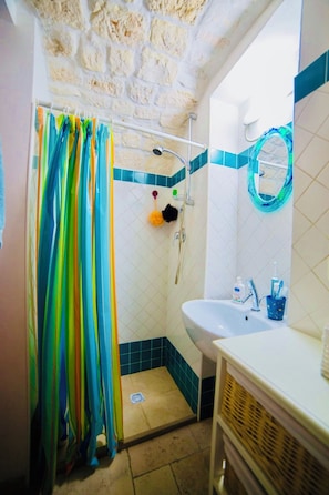 Een haardroger, een bidet, handdoeken, zeep