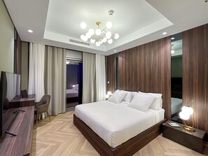 Deluxe-huoneisto, kaupunkinäköala | Ylelliset vuodevaatteet, untuvapeitot, memory foam -patjalliset sängyt