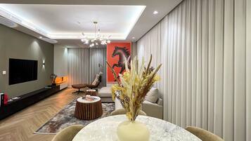 Deluxe Apartment, City View | Living area
