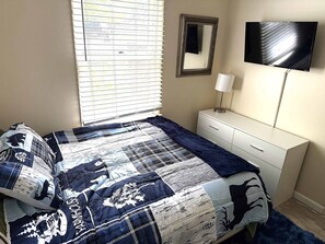 2 bedrooms, desk, WiFi, bed sheets