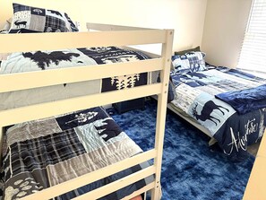 2 bedrooms, desk, WiFi, bed sheets