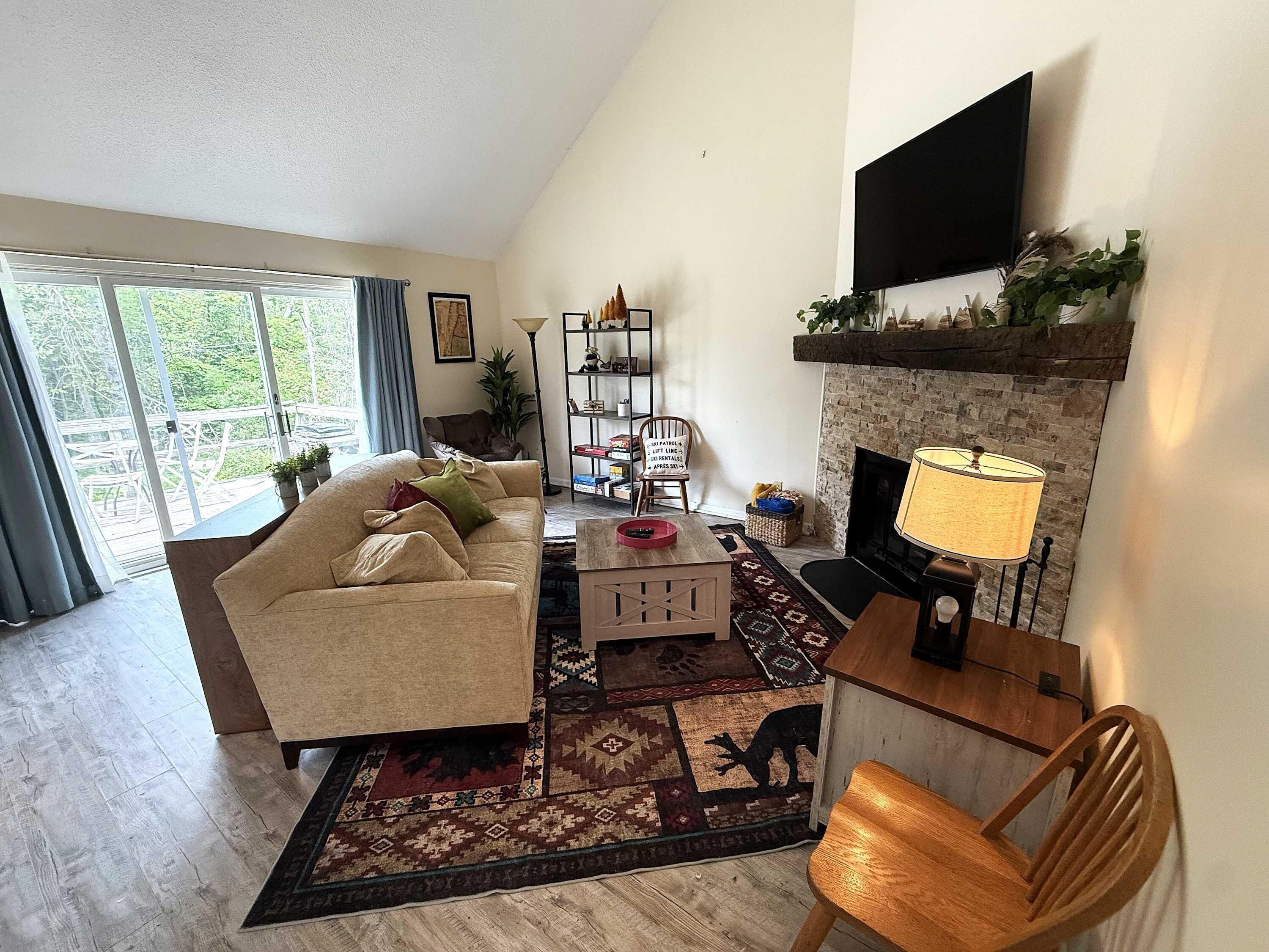 Fernseher, Kamin, DVD-Player, Bücher