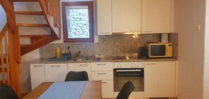 KĂŒhlschrank, Mikrowelle, Herdplatte, GeschirrspĂŒler